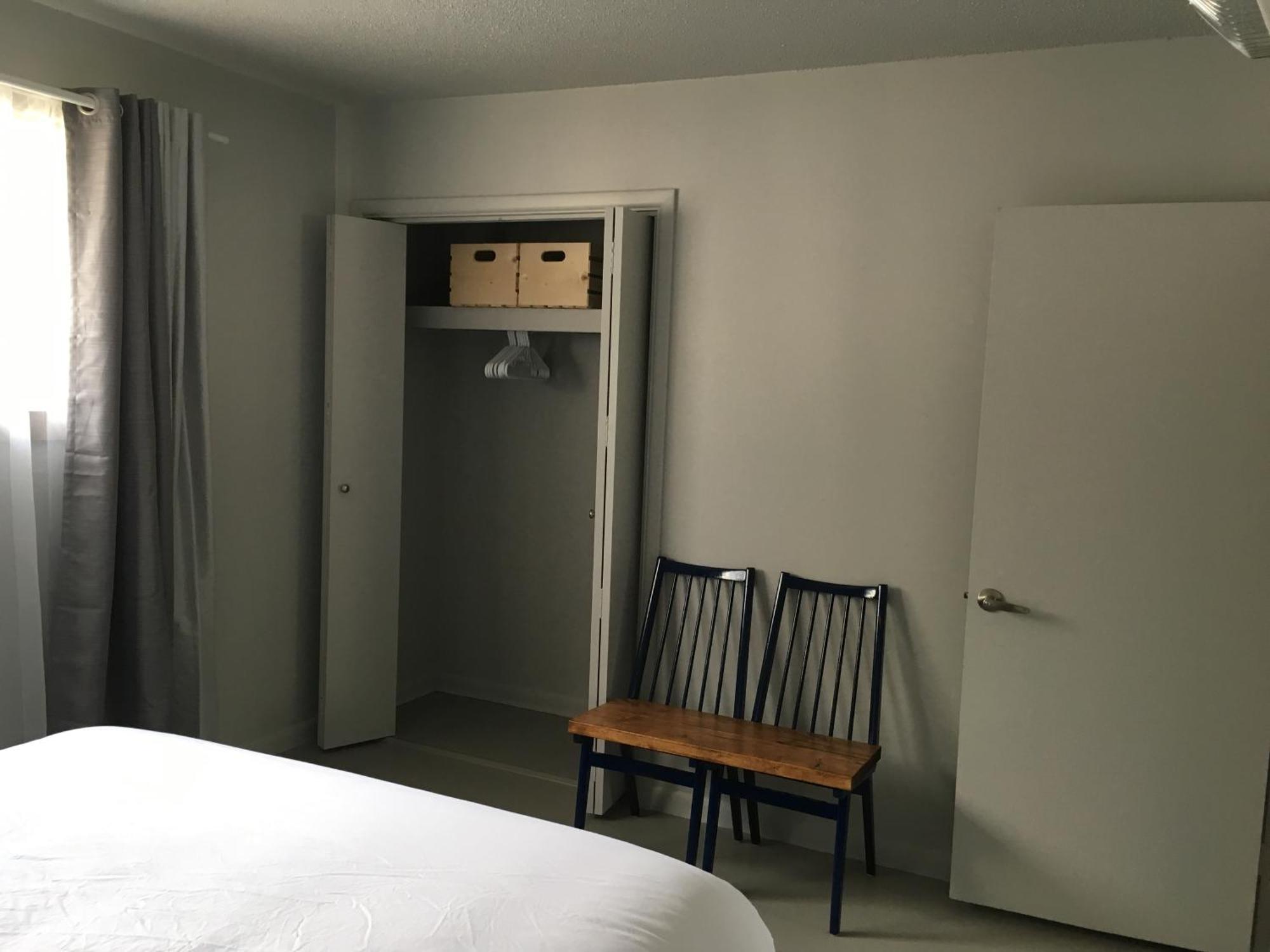 Pinewood Inn Golden Pokoj fotografie